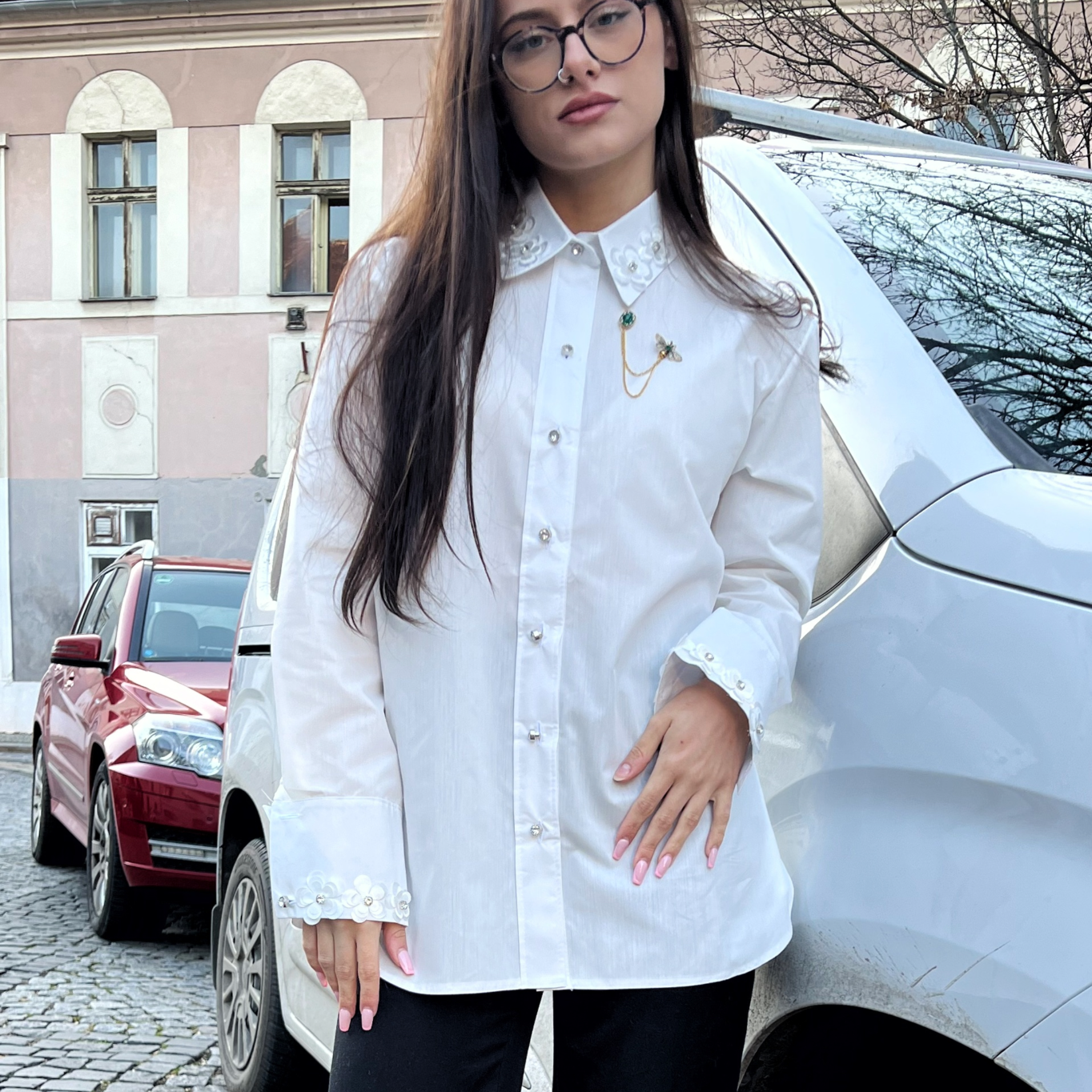 Bílá elegantní halenka MOLLY zdobená květinami a kamínky4